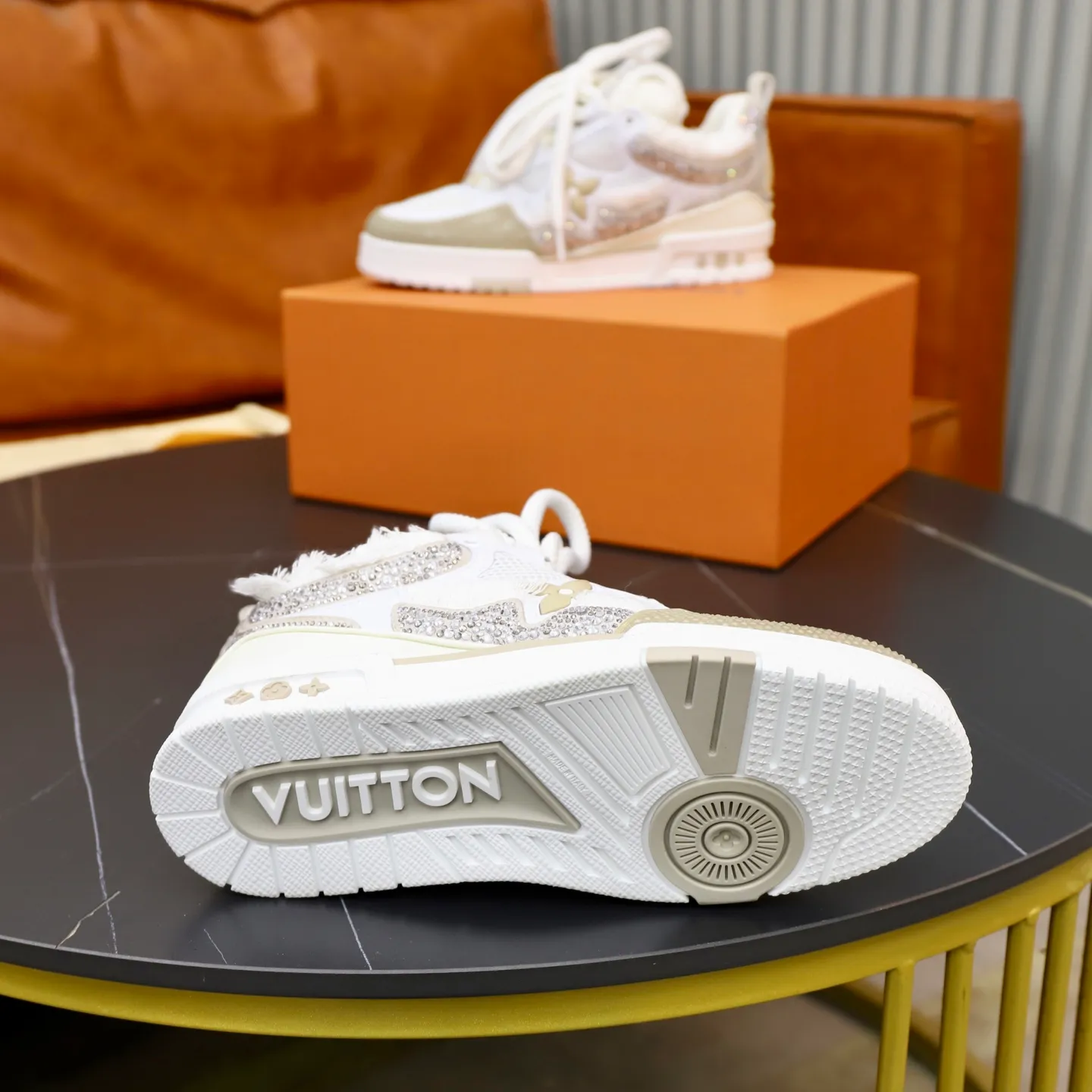Ex-factory price: 860💰LV Couple👫Louis Vuitton TRAINER sneakers classic Louis Vuitton men's artistic director Virgil Abloh picked inspiration to create this LV Trainer sneaker. Yingze crystal inlays present a colorful effect. VS can be matched with two gorgeous effect colors. The LV letter logo badge on the tongue is gorgeous and noble. The LV letter is decorated on the side. The outsole is decorated with a Monogram flower pattern. It shows the trend of elegance and nobility! Men's and women's models: 35-46